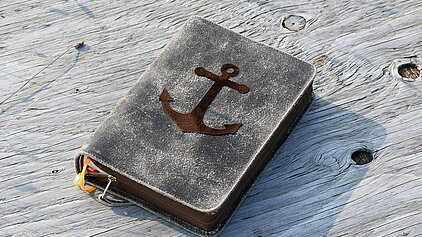 Bibel mit Ankerzeichen auf dem Titel