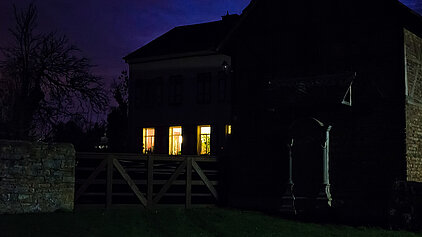 Beleuchtete Fenster bei Nacht